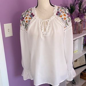 ANA White feminine flower embroidered peasant shirt-Size medium